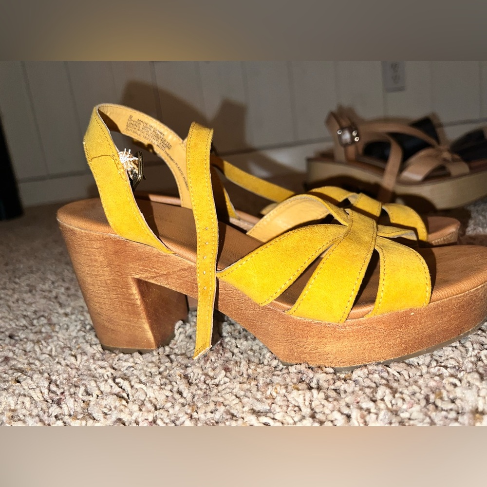 AMERICAN EAGLE YELLOW PLATFORM HEELS